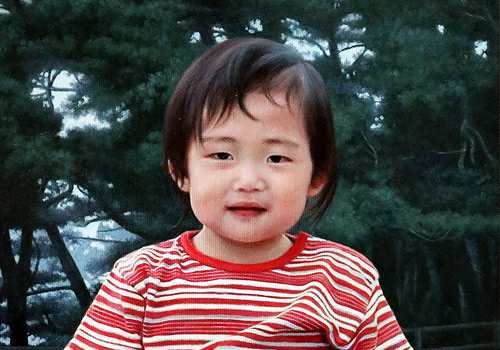 油絵 水辺でくつろぐ少女